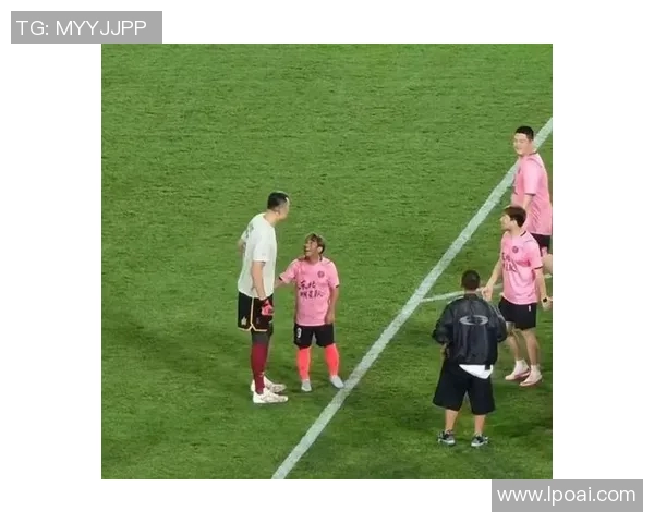 秋裤背后的故事揭示了这位足球明星的真实身份与不为人知的生活点滴 秋裤背后的故事揭示了这位足球明星的真实身份与不为人知的生活点滴