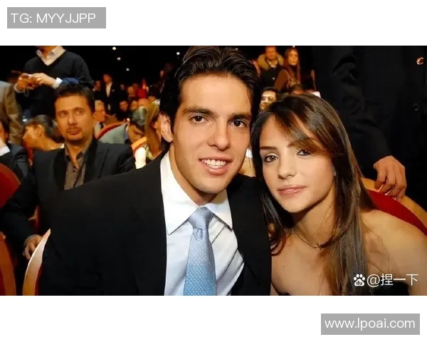 足球明星与女星同框合影引发热议网友纷纷点赞两大领域的魅力碰撞 足球明星与女星同框合影引发热议网友纷纷点赞两大领域的魅力碰撞