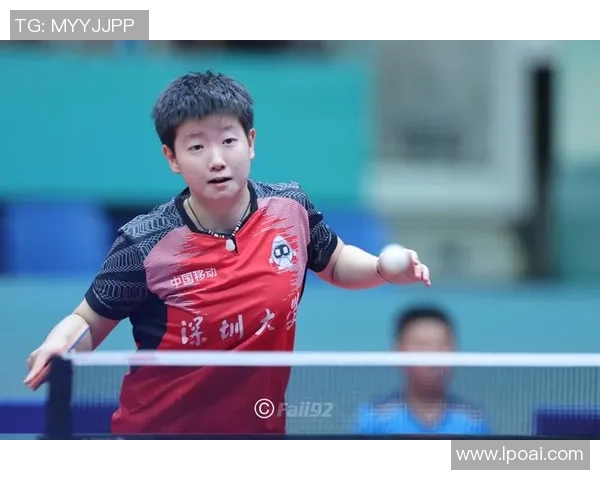 双手放胸前的足球明星展现自信与魅力的瞬间